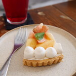 ヨウケル舎 - 季節のフルーツタルト（桃）（820円） 自家製しそジュース（630円）
