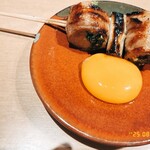 酒とくし おっとっと - すき焼き串　卵黄に絡めていただきます❤︎