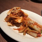 Yakiniku BarBies - キムチ＆半殺しキムチ
      　本格的な発酵キムチと、浅漬け風のあっさりキムチ。2種を食べ比べできるのが嬉しい