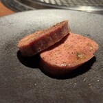 Yakiniku BarBies - 極生タン塩（3,300円）
      　厚切りのタンは、外は歯ごたえ、中はぷるっとした食感。食感のコントラストが楽しい逸品