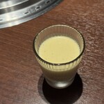 Yakiniku BarBies - とうもろこしの冷製スープ（お通し）
      　甘みと香りがしっかり感じられる一杯で、スタートから印象的。