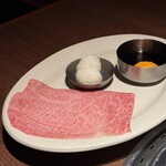 Yakiniku BarBies - 鉄鍋焼きすき（3,080円）
      　薄切りの極上和牛を、甘辛のタレと卵で。鉄鍋で焼くことで香ばしさも倍増。