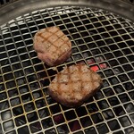 Yakiniku BarBies - 極生タン塩（3,300円）
      　厚切りのタンは、外は歯ごたえ、中はぷるっとした食感。食感のコントラストが楽しい逸品