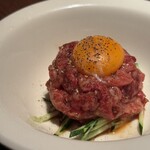 Yakiniku BarBies - CLASSICユッケ（1,980円）
      　和牛の赤身を使用した正統派ユッケ。卵黄のまろやかさと肉の旨味が好相性。