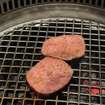 Yakiniku BarBies - 極生タン塩（3,300円）
      　厚切りのタンは、外は歯ごたえ、中はぷるっとした食感。食感のコントラストが楽しい逸品