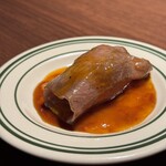 Yakiniku BarBies - 鉄鍋焼きすき（3,080円）
      　薄切りの極上和牛を、甘辛のタレと卵で。鉄鍋で焼くことで香ばしさも倍増。