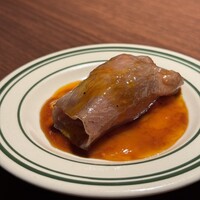 Yakiniku BarBies - 鉄鍋焼きすき（3,080円）
                    　薄切りの極上和牛を、甘辛のタレと卵で。鉄鍋で焼くことで香ばしさも倍増。