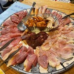 地鶏食堂 - 料理写真:ボリューミーな肉盛り