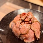 新宿牛タンローストビーフ 白か黒 - 