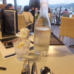 Dundee's Restaurant on the Waterfront - スパークリングウォーター（750mlで8.5オーストラリアドル）