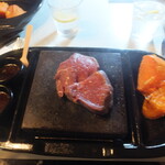 Dundee's Restaurant on the Waterfront - オージービーフの石焼き