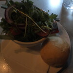 Dundee's Restaurant on the Waterfront - サラダとパン