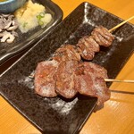 とりはち家 - 豚タン　鶏ハツ　110円