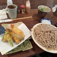 自家製粉石臼挽きうどん 青空blue 本店 - 天ぷらざるうどん！
                    