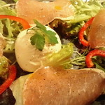 鉄板人 - 丸ごとモッツァレラと 生ハムのフレッシュサラダ 。チーズ好きにはイチオシのメニューです。岩塩でシンプルに味付けされているのでお野菜の旨味が引き立ちます。赤ワインと一緒に♪