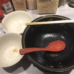 横浜家系 てつ家 - 「チャーシュー麺中盛」（味薄め、鷄油多め、1,360圓）
      「海苔」（100圓）
      「白髪ネギ」（100圓）
      「青菜」（100圓）
      「ライス竝」（250圓）を完食。