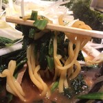 横浜家系 てつ家 市ヶ谷 - 「チャーシュー麺中盛」（味薄め、鷄油多め、1,360圓）
                                「海苔」（100圓）
                                「白髪ネギ」（100圓）
                                「青菜」（100圓）
                                「ライス竝」（250圓）の麺アップ。