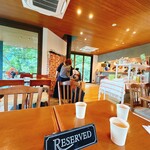 OREG CAFE - 店内の様子です。席は予約されていました。