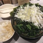 横浜家系 てつ家 市ヶ谷 - 「チャーシュー麺中盛」（味薄め、鷄油多め、1,360圓）
                                「海苔」（100圓）
                                「白髪ネギ」（100圓）
                                「青菜」（100圓）
                                「ライス竝」（250圓）。