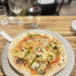 肉とワインとクラフトビール アンカーグラウンド - えびとバジルのピザ