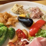 オステリア ダ アダ - 前菜　ムール貝、パプリカピクルス、魚の南蛮漬け、フムスみたいなサラダ