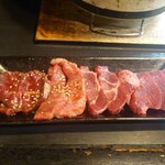 炭火焼肉じゃけぇ - じゃけぇセット1749円