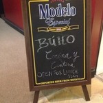 Buho Cocina Y Cantina - ショッピングプラザの中から入った場合の入り口。カラカウア大通りからも入れます。