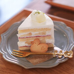 あひる菓子店 - 料理写真:桃のショートケーキ + あひるサブレ☆