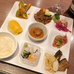 リラッサ - いろいろ盛りました。カボチャのバルサミコマリネ、かつおのカルパッチョ、リラッサミニ丼（海鮮丼）、パテドカンパーニュとレッドキャベツのマリネ、シーフードとパルミットエンジェルヘアーのアジアンマリネ、チキンカツレツ トマトソースバジル風味 たらこクリームパスタ、牛タントマト煮込み、ハッシュドビーフポルチーニの香り、ロールキャベツ チーズグラッセだったと思います。