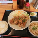 Marumaru Udon - タレ唐揚げ定食。定価853円をパスポート価格540円。大きさから言ったら若干のお得。うどん付きも考慮して。