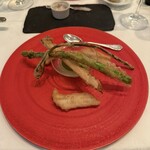 ラ・ブランシュ - 3皿目
      野菜と穴子のベニエ、バジル、パセリ、ハーブのソース。
      グリーンアスパラ、牛蒡