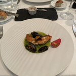 ラ・ブランシュ - 5皿目
      スズキのポワレ、キュウリのソース、モンサンミッシェル産ムール貝。
