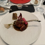 ラ・ブランシュ - 6皿目
      川俣軍鶏の黒米包み、レバー、牛蒡とトリュフのソース。
      付け合わせにカブ、紅芯大根？の酢漬け、ナス、トウモロコシ。