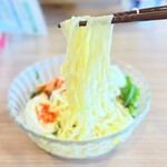きりん食堂 - ・サーモンとイクラの山葵かき氷味玉和え麺リフト
                                平打ちのストレート麺
                                しっかりと締められていて
                                もっちりとした食感と心地よい喉越し
                                びろびろ麺特有の舌触りがたまりません！
                                黄身の色が濃い味玉も絶品！