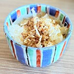 きりん食堂 - ・サーモンとイクラの山葵かき氷味玉和え麺のご飯割
      和え麺を食べ進めたタイミングで提供
      ミニサイズの冷飯の上で鰹節が踊っています