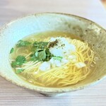 きりん食堂 - ・山椒潮煮干かけSOBA   ¥1.300
                                　〜とろろイクラご飯付〜
                                味見でひとくち…
                                山椒香る煮干しスープは上品でスッキリ
                                全粒粉細麺の喉越しも良き
                                夫的には追い山椒があったら最高だったそう…