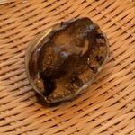 てっぱん料理味味亭 - 黒鮑(ツンツンすると動きました山口産)