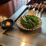 てっぱん料理味味亭 - 生ウニ(山口産)ホーレン草(広島)