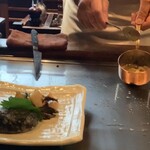 てっぱん料理味味亭 - 肝入りのバターソースをかける