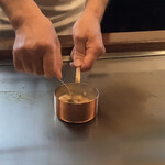 てっぱん料理味味亭 - 肝を潰しながらバターソースに混ぜる