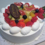 たるみ製菓 - 生クリームにフルーツがいっぱいです。