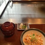 てっぱん料理味味亭 - 赤だしとお漬物とXO醤焼飯