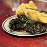 アガリコ餃子楼 - ■キクラゲ卵・をめくってみました。大量のキクラゲに大満足！