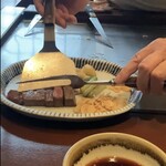 てっぱん料理味味亭 - 熱いお皿の上に盛り付け(ミディアムレア)