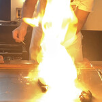 てっぱん料理味味亭 - 鉄板焼きの醍醐味、期待のフランベ