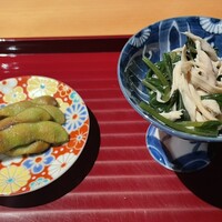 焼鳥 まこ - ●蒸し鶏と空芯菜のお浸し〜薄味でさっぱり
                    ●新潟の茶豆燻製〜特に燻製の香ばしさはありませんが旨くて味の濃い茶豆でした