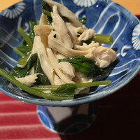 焼鳥 まこ - ●蒸し鶏と空芯菜のお浸し〜薄味でさっぱり
