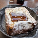 コーデュロイカフェ - 私はフレンチトーストにメイプルシロップをトッピングしていただきましたが、お店の雰囲気も良く朝から元気の出る朝食でしたよ。