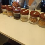 北海道らーめん みそ熊 - 各種トッピングはセルフで