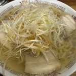 坂内食堂 - ネギがのって、美味しい麺にスープでした